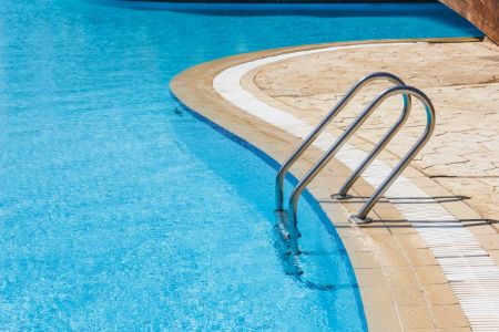 The Benefits Of Saltwater Pools Vs. Chlorine Pools